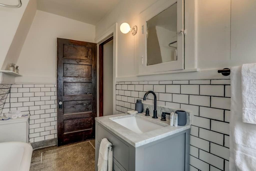 Вилла Luxe Mid-Century Styled Historic Townhouse #1 Детройт Экстерьер фото