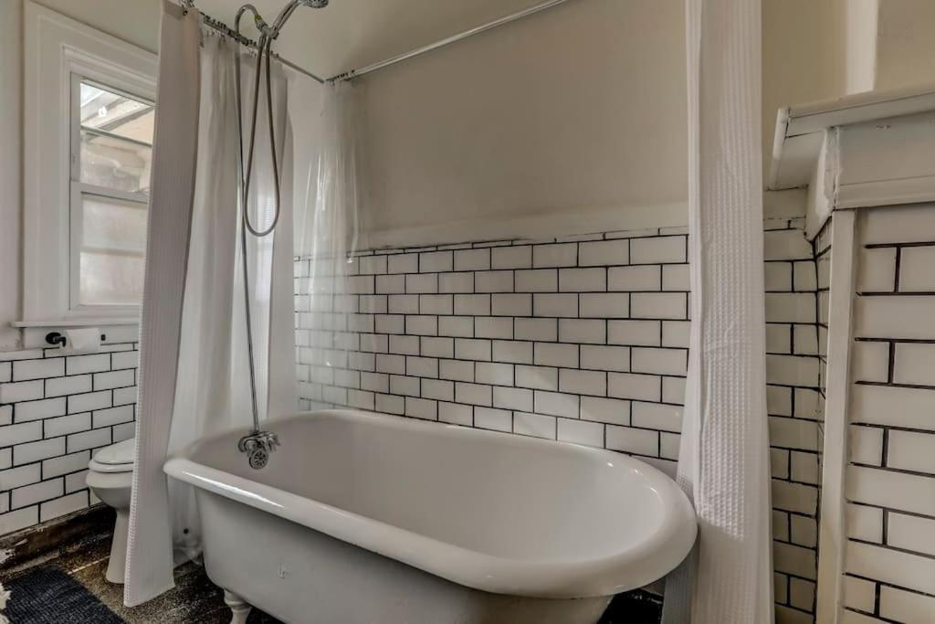 Вилла Luxe Mid-Century Styled Historic Townhouse #1 Детройт Экстерьер фото