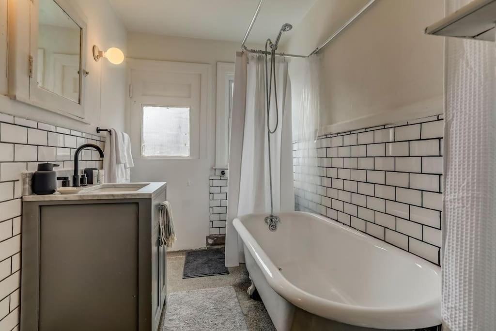 Вилла Luxe Mid-Century Styled Historic Townhouse #1 Детройт Экстерьер фото